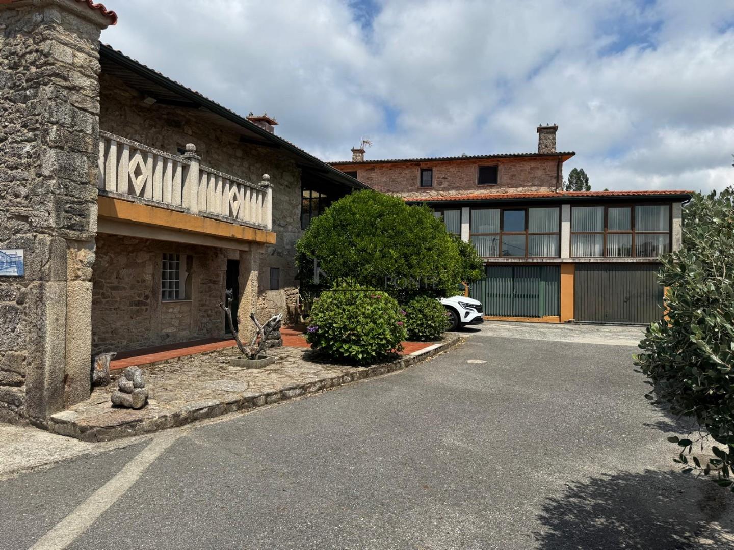 Se vende casa con terreno en Cerdedo.