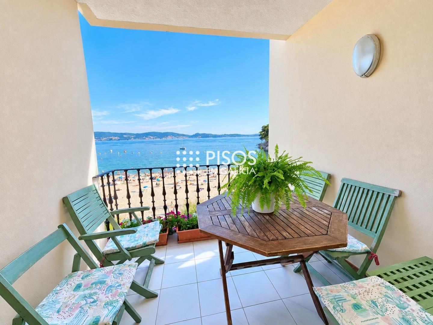 Piso en 1ª línea Playa de Silgar, con terraza y garaje