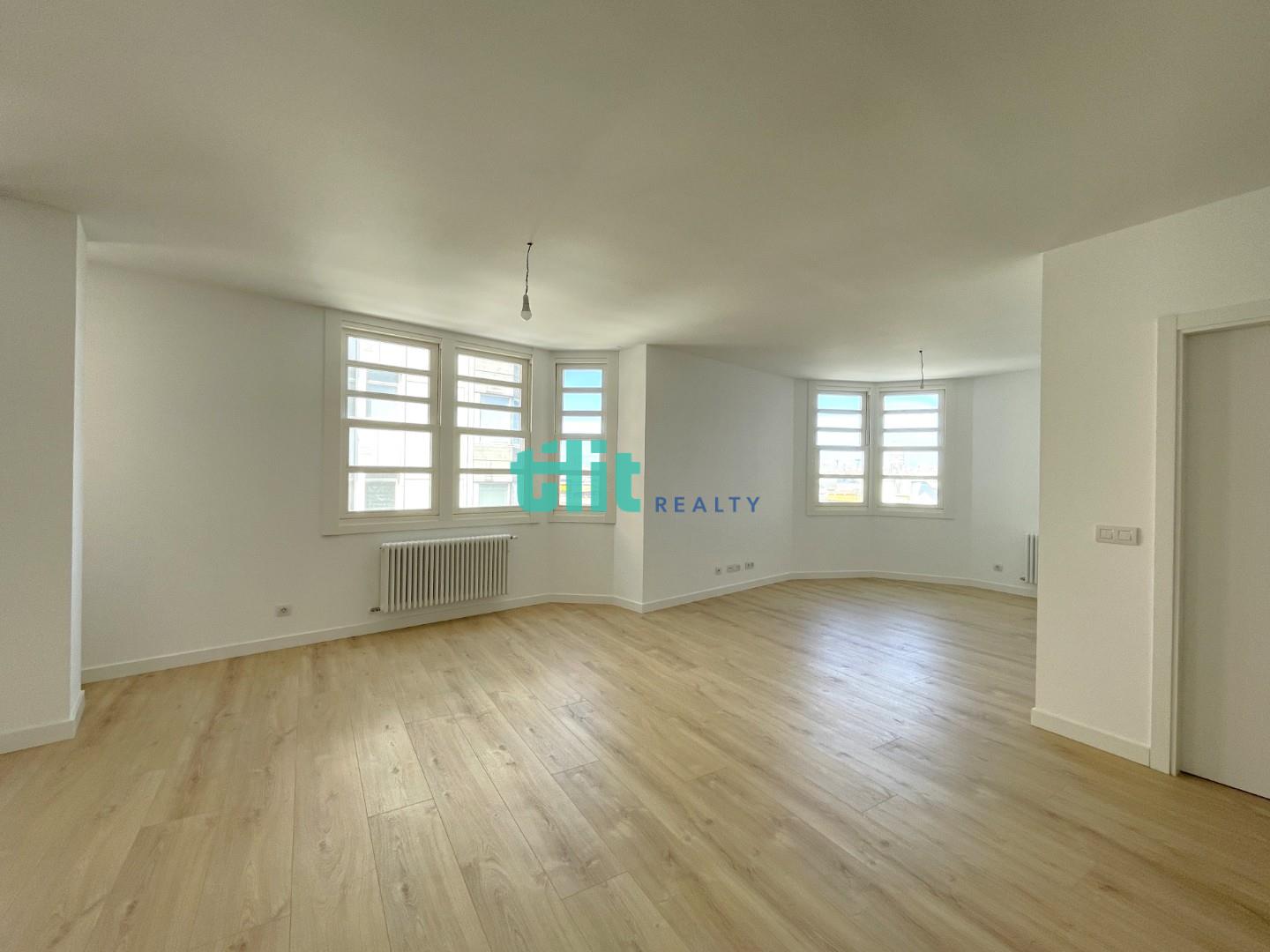 Piso de 4 dormitorios con vistas despejadas en A Coruña